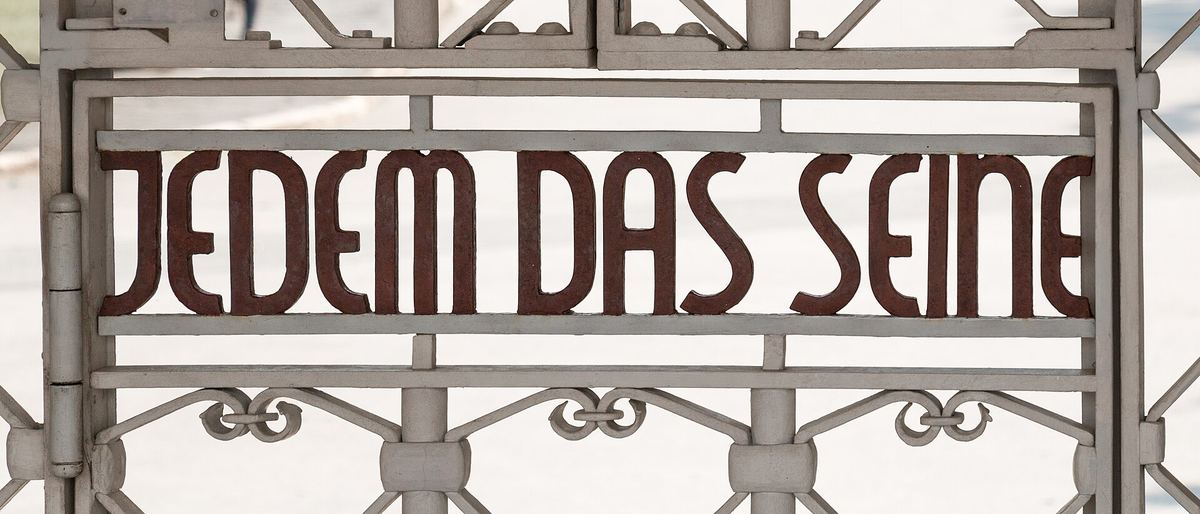 Eisernes Tor mit dem Schriftzug „Jedem das Seine“