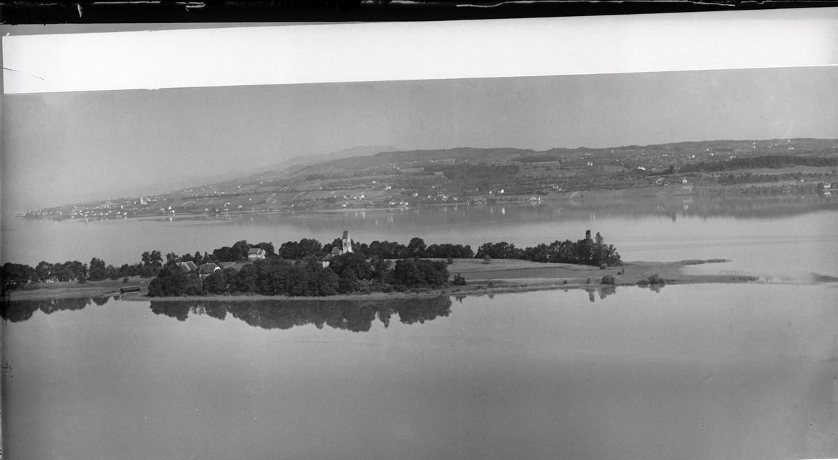 Historische Luftaufnahme des Zürichsees mit Inseln und dem Ufer bei Uerikon